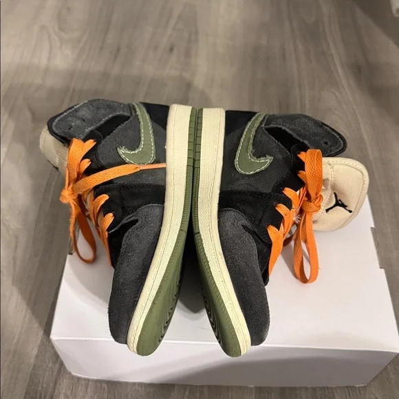 Jordan Air Jordan 1 Mid SE Craft "Anthracite/Light Olive". Youth size 1 - Picture 2 of 6